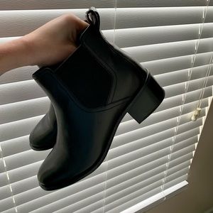 Black Non-slip boots. Size 7 1/2. They’re in perfect condition!